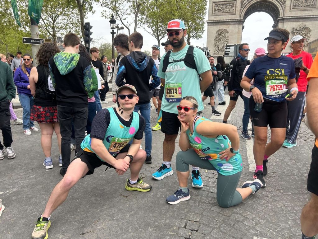 Milo, Johnnie and Justyna posing prior to the start of the Paris Marathon.